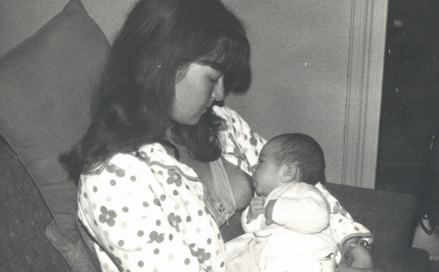 Een vrouw geeft borstvoeding aan een pasgeboren baby