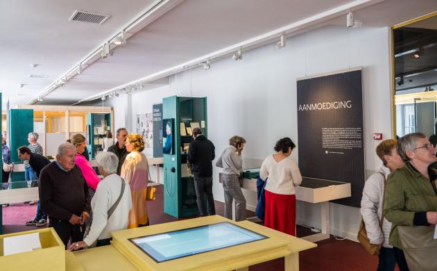 Bezoekers in de thema-expo Beginnen