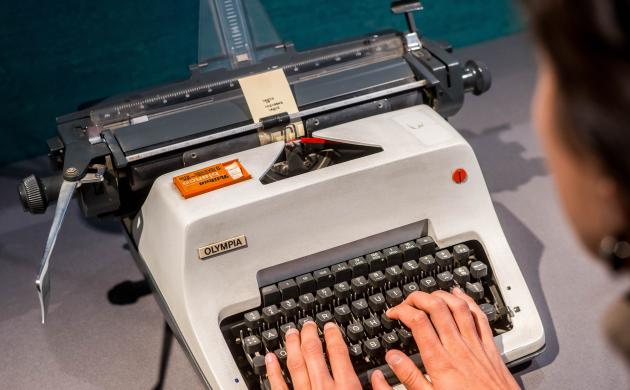 Iemand typt op een oude typmachine