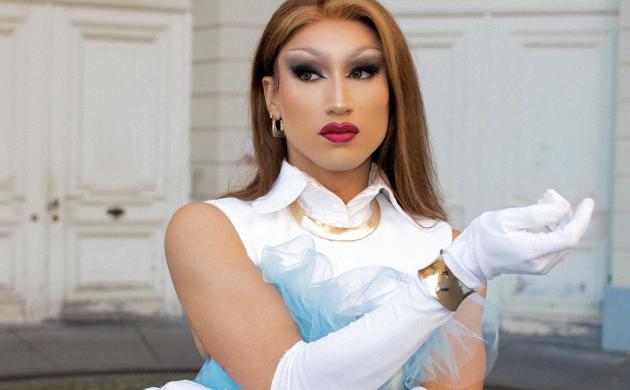 Portretfoto van Puki Harana in een witblauw kleed