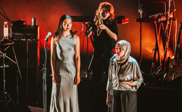 Sevda Sogutlu en Lisa Koo Gautama samen op het podium tijdens een performance