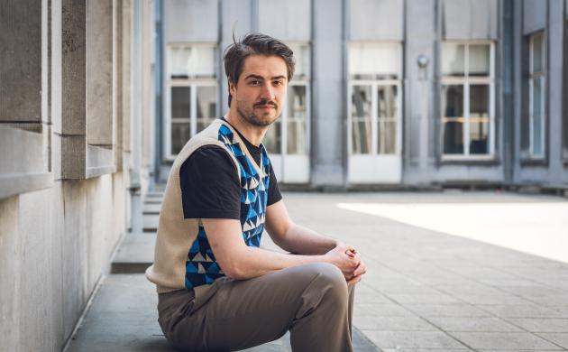 Portretfoto van Jonathan van der Horst op het binnenplein van het Letterenhuis