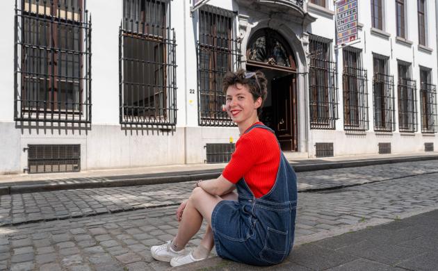 Portretfoto van Marthe Nelissen op de stoep voor het Letterenhuis