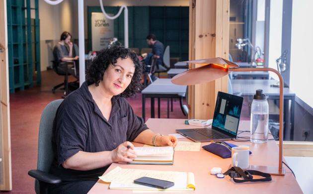 Portretfoto van Abbie Boutkabout aan het werk in de schrijfkamer