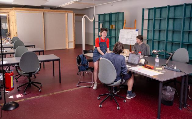Auteurs van De Verdieping in overleg aan de bureaus in de cocreatieruimte