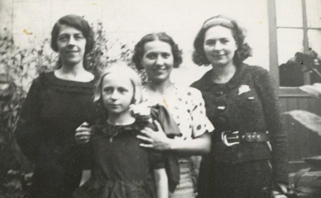 Julia Tulkens met dochter Hilda, Eugenie Boeye en Romaine Fechen