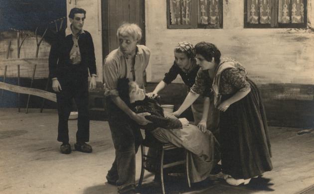 Scènefoto van een pvoering 'Het gezin Van Paemel', in de KNS Antwerpen in 1943
