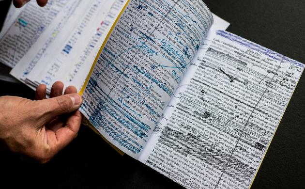 Typoscrip van Koen Peeters met heel wat aantekeningen en verbeteringen in pen