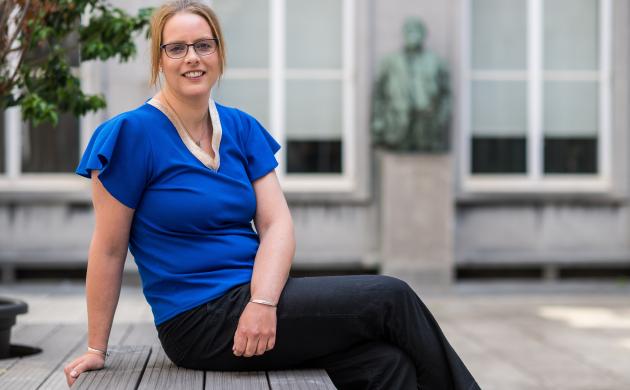 Portretfoto van Aline Sax op de binnenplaats van het Letterenhuis