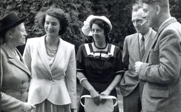 Julia Tulkens in het gezelschap van 2 andere dames en 2 heren