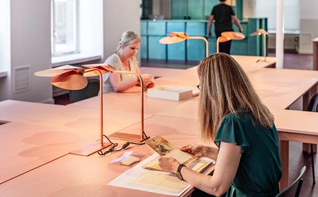 Twee dames in de leeszaal, beide bekijken ze archiefstukken