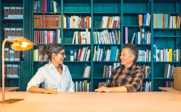 Anne Provoost en Dimitri Bontenakel in de publieksruimte van het Letterenhuis