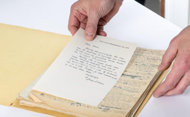 Foto van de eerste getypte versie van De metsiers met begeleidend schrijven aan Ivo Michiels