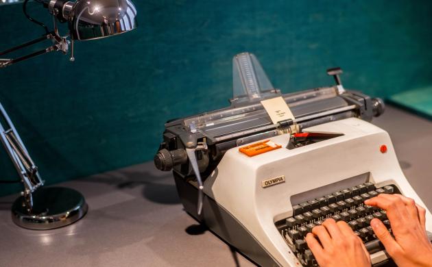 Twee handen op een schrijfmachine