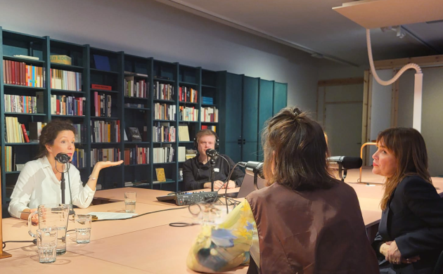 4 sprekers nemen een podcast op met het podcastmateriaal in onze leeszaal