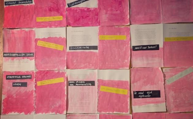 Een kunstwerk toont de tegenstrijdigheden die moeders met migratieachtergrond ervaren in een ander land. Het is een collage van bladen uit magazines die in het roze overschilderd zijn. Op de collage hangen woorden als discriminatie, angst voor teokomst en sociale dwang in zwarte kaders. In gele kaders zie je o.a. vrij denken, unieke taal en perspectief, en hartelijkheid staan.