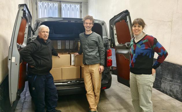 Een volgeladen bestelwagen met het archief van de Vlaamse politicus Maurits Van Haegendoren.