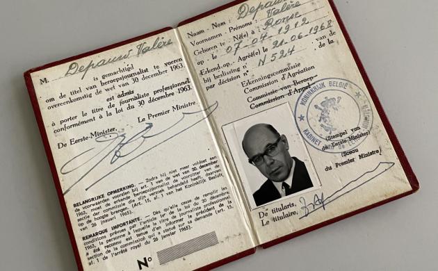 De kaart van beroepsjournalist van Valère De Pauw, afgestempeld en met pasfoto