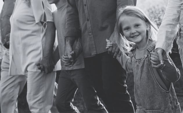 Foto van een meisje en een aantal van haar dorpsgenoten die handen vasthouden