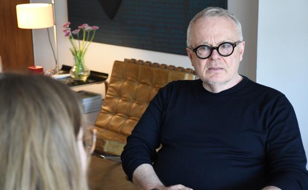 Portretfoto van Willem Van Zadelhoff in zijn woonkamer