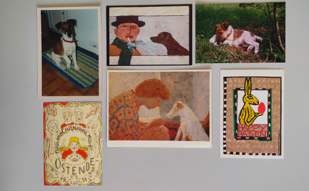 Een collage van foto's en kleurrijke postkaarten: 2 foto's van een bruin-witgevlekte hond met rode halsband, twee postkaarten met een man en een hond erop, een postkaart met een paashaas en een kaartje van Carnaval in Oostende