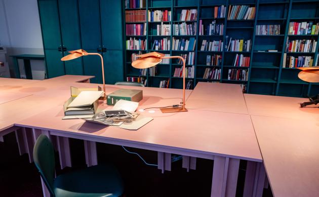 Een tafel in de leeszaal van het Letterenhuis waarop archiefmateriaal ligt waar een onderzoeker net mee bezig is geweest.