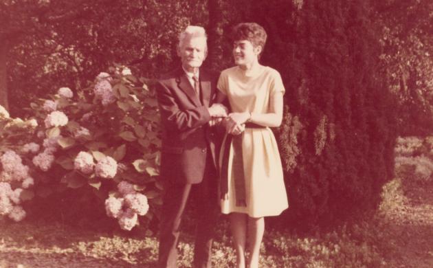 Stijn Streuvels met kleindochter Leentje Vandemeulebroecke in de tuin