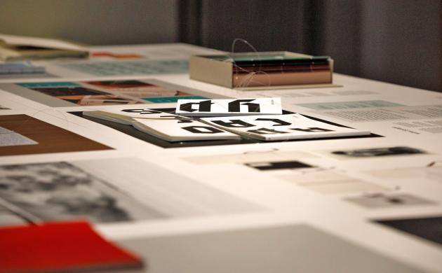 Plantin Instituut voor Typografie, expo boekontwerp 2026 - je ziet een aantal boeken op een toontafel, waarvan enkele met opvallende typografie.