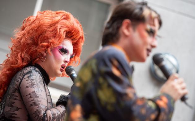 Drag artists van DWAAS collectief tijdens Museumnacht 2025 in het Letterenhuis. Links Haas, rechts Idiot the Clown