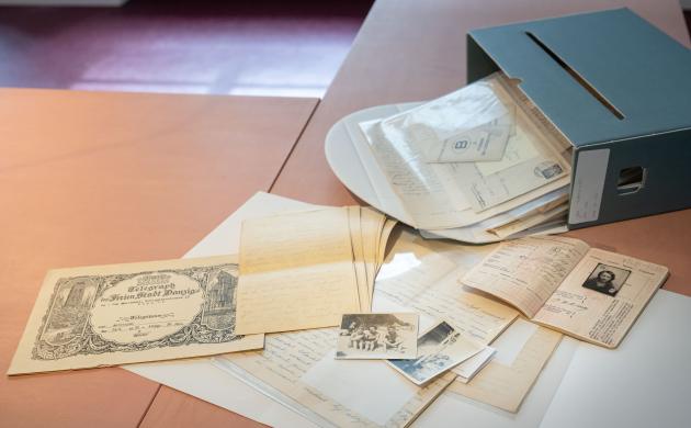 Materiaal uit het archief van Jan Maniewski waaronder de brieven van zijn moeder Adèle de Ridder, paspoorten, foto's enz.