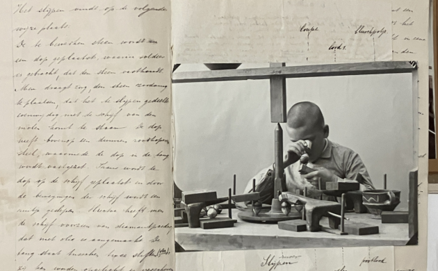 Pagina uit de vakwoordenlijst voor ambachten uit de diamantverwerking, geïllustreerd met een zwartwitfoto van een jonge man die met een loupe iets bestudeert.
