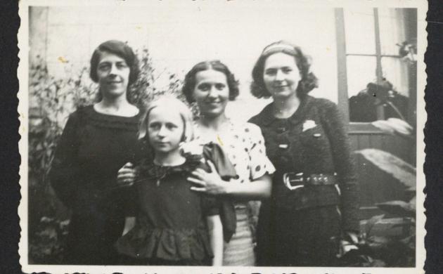 Zwart wit foro met van links naar rechts: Julia Tulkens, Hilda Tulkens, Eugénie Boeye en Romaine Fechen