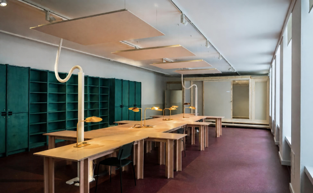 Lege leeszaal, zonder onderzoekers, zonder boeken in de boekenrekken, zonder archiefdozen om uit te pluizen ...
