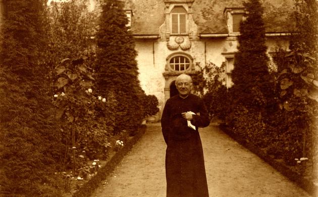 Guido Gezelle in de tuin van de familie Vercruysse in Kortrijk, 1898
