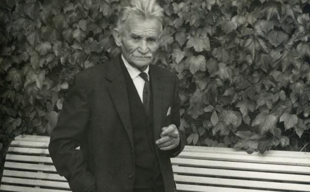 Stijn Streuvels, met sigaar in de hand, voor het Lijsternest, 1962