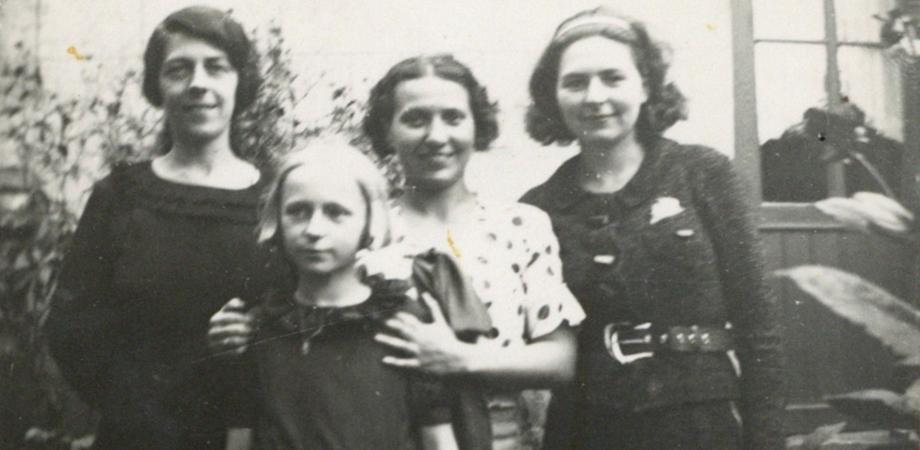 Julia Tulkens met dochter Hilda, Eugenie Boeye en Romaine Fechen