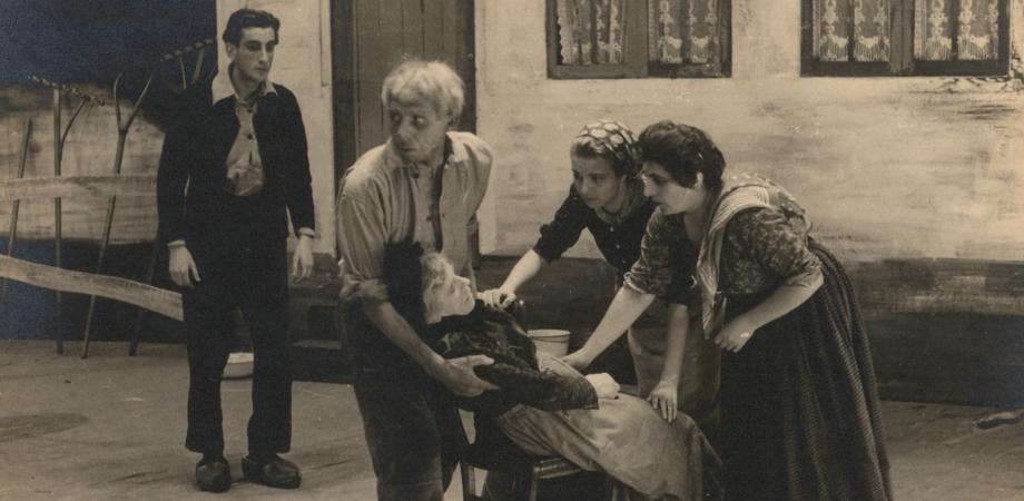 Scènefoto van een pvoering 'Het gezin Van Paemel', in de KNS Antwerpen in 1943