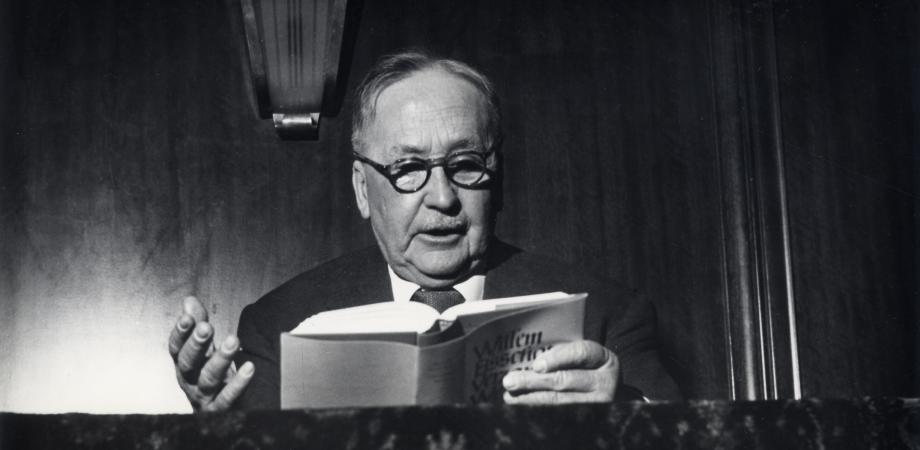 Willem Elsschot leest voor uit het pas verschenen Verzameld Werk in de Bijenkorf in Rotterdam, 1957.