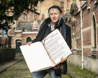 Peter Holvoet-Hanssen met het Grootboek in handen