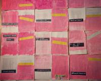 Een kunstwerk toont de tegenstrijdigheden die moeders met migratieachtergrond ervaren in een ander land. Het is een collage van bladen uit magazines die in het roze overschilderd zijn. Op de collage hangen woorden als discriminatie, angst voor teokomst en sociale dwang in zwarte kaders. In gele kaders zie je o.a. vrij denken, unieke taal en perspectief, en hartelijkheid staan.