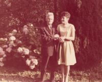 Stijn Streuvels met kleindochter Leentje Vandemeulebroecke in de tuin