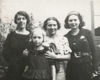 Zwart wit foro met van links naar rechts: Julia Tulkens, Hilda Tulkens, Eugénie Boeye en Romaine Fechen